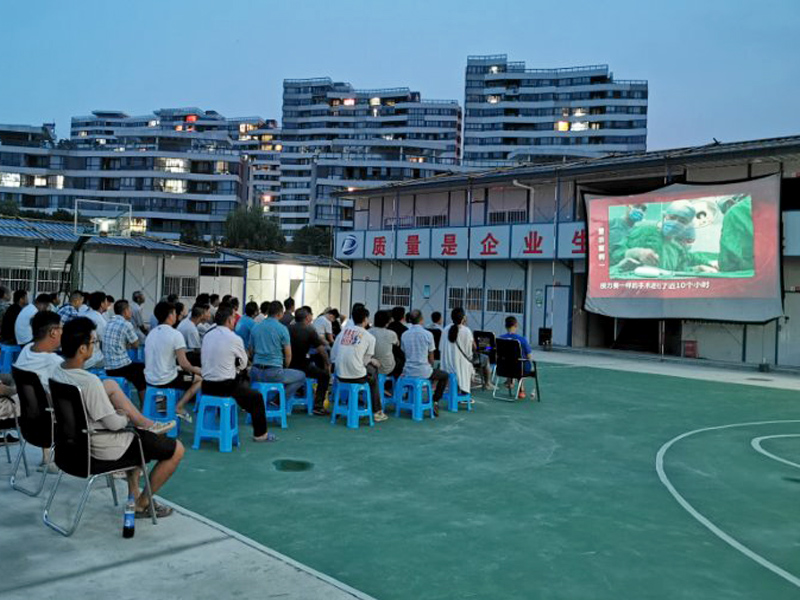 中達(dá)建設(shè)-工地電影院增添家的溫暖.jpg